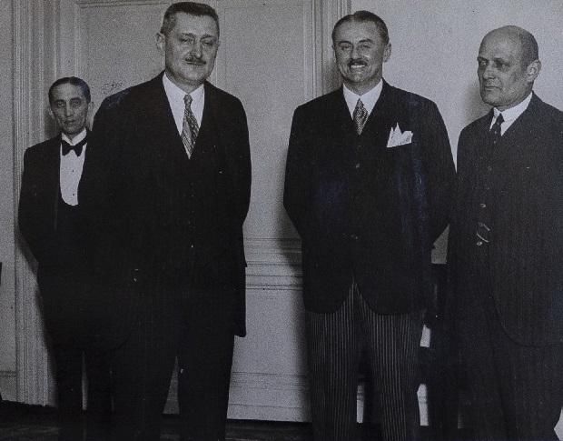 Az előtérben balról Usetty Béla, az MLSZ elnöke, Vadas Gyula főszerkesztő és Mailinger Béla, az FTC elnöke 1933-ban