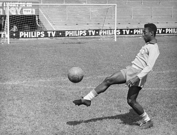 Pelé edzés közben az első vb-jén, 1958-ban a stockholmi Rasunda Stadionban (Fotó: AFP)