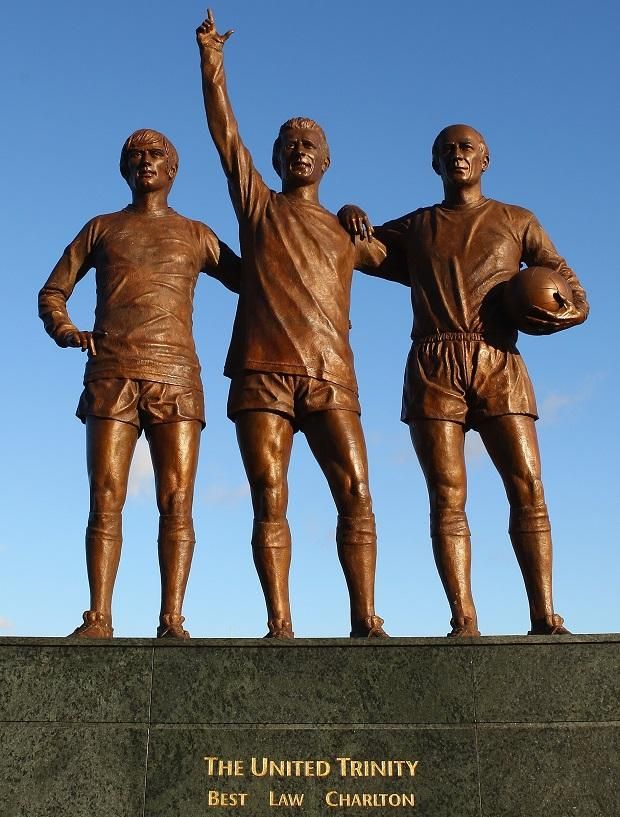 A „manchesteri szentháromság”: George Best, Denis Law és Bobby Charlton közös szobra az Old Traffordon
