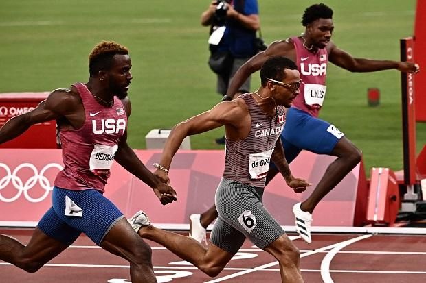 A tokiói olimpia 200 méteres befutója: 1. De Grasse, 2. Bednarek, 3. Lyles