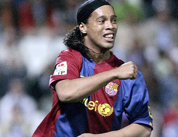 Ronaldinho és három társa is Barca-játékos marad