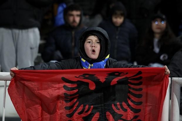 Nincs korhatár: albán zászló egy koszovói gyerekdrukkernél