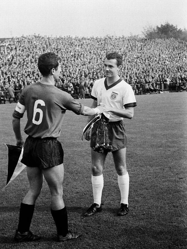 1965: a 20 éves Beckenbauer (jobbra) zászlót cserél a Mönchengladbach kapitányával (Fotó: Getty Images)