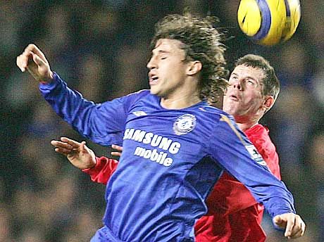 Hernan Crespo (balra) és Jamie Carragher légipárbaja. Az argentin játékosnak volt több sikerélménye a mérkőzésen