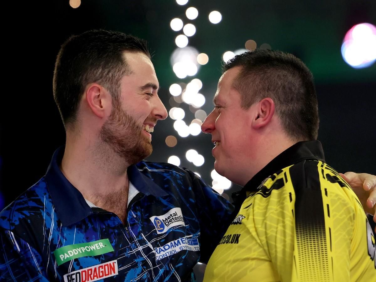 Luke Humphries (balra) Dave Chisnall (jobbra) legyőzése után elődöntős (Fotó: Getty Images)
