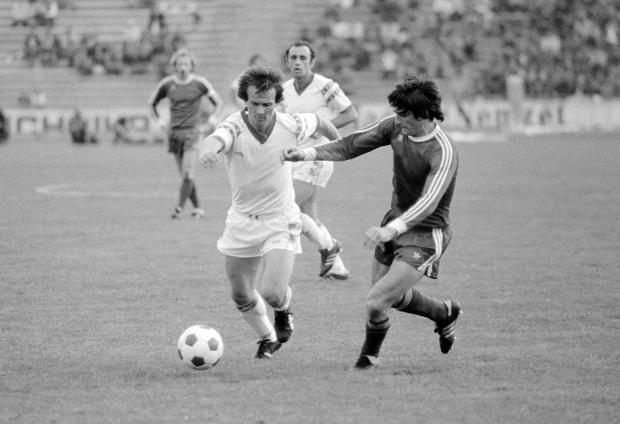 1980: Bodonyi Béla (Bp. Honvéd) és Tóth József (Újpesti Dózsa) harcol a labdáért (Fotó: MTI/Németh Ferenc)