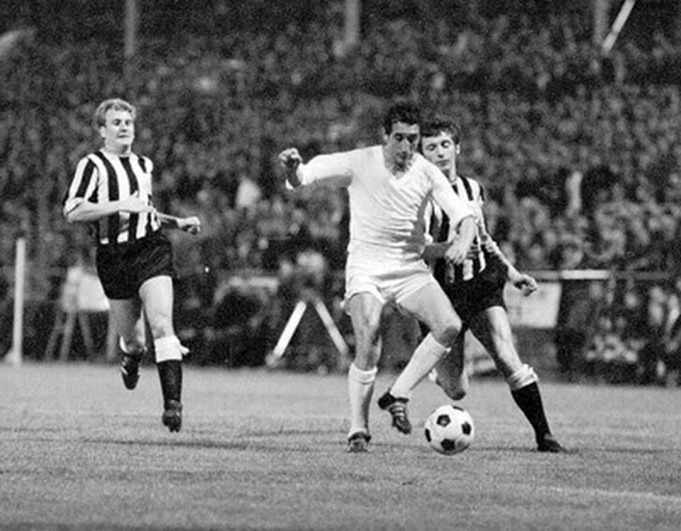 Az 1969-es VVK-döntő visszavágóján Göröcs János (fehérben) betalált, ám az Újpestet legyőző Newcastle szerezte meg a trófeát