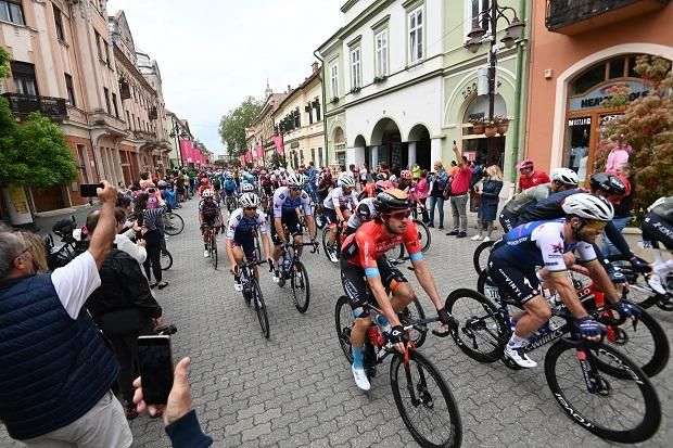 2022: Mark Cavendish Kaposváron (a kép jobb szélén), a Giro d'Italia 3. szakaszán