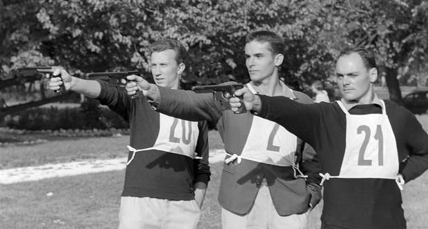 Németh Ferenc (20) és Nagy Imre (21) között – egy képen a római olimpiai bajnok öttusacsapat három tagja