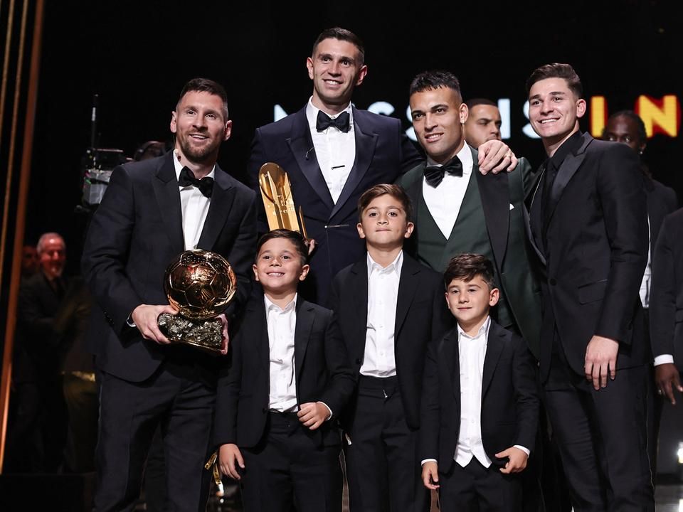 A két díjazott, Lionel Messi és Emiliano Martínez válogatottbeli csapattársaikkal, Lautaro Martínezzel és Julián Álvarezzel, illetve Messi fiaival (Fotó: AFP)