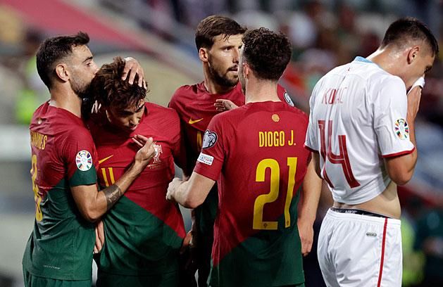 Az utolsó portugál gólt szerző Joao Félixet köszöntik társai (Fotó: Getty Images)