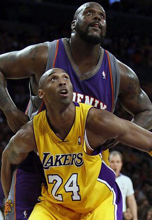 Régi harcostársak egymás között: Shaquille O'Neal és Kobe Bryant (elöl) csatázik