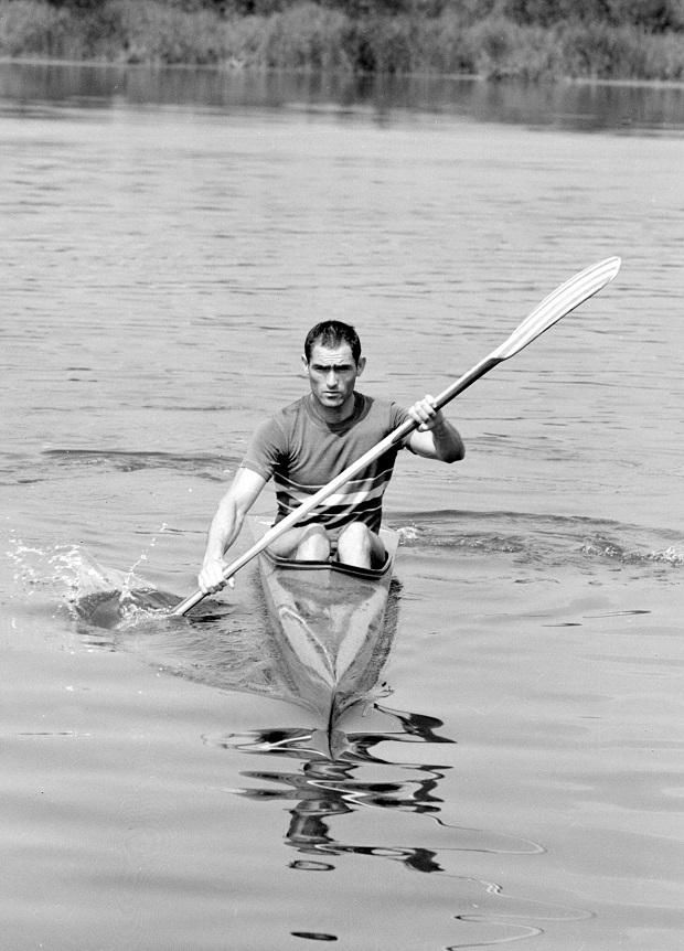 1971. augusztus 5., Dunavarsány: a belgrádi Eb-re készülő Hesz Mihály evez az edzőtáborban (Fotó: MTI/Szebellédy Géza)