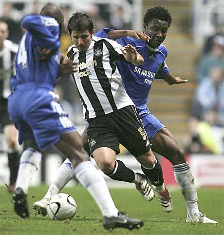 Emre (Newcastle United, középen) kavargat Claude Makelele (balra) és John Obi Mikel (jobbra, mindkettő Chelsea) között