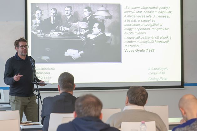 A délutáni szekcióban Csillag Péter előadása a Nemzeti Sport 1931-ben indított sportnyelvmagyarító mozgalmát mutatta be (Fotó: Török Attila)
