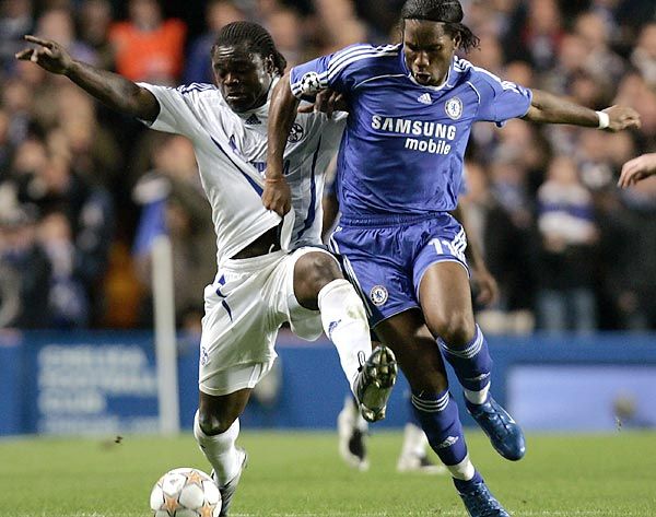 Didier Drogba (jobbra) ezúttal is kulcsszereplő volt a Chelsea-ben: ő szerezte a kékek második gólját