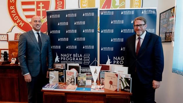 Schmidt Ádám (balról) és Szöllősi György a Nagy Béla-program könyvei mellett (Fotó: HM Sportért Felelős Államtitkárság)