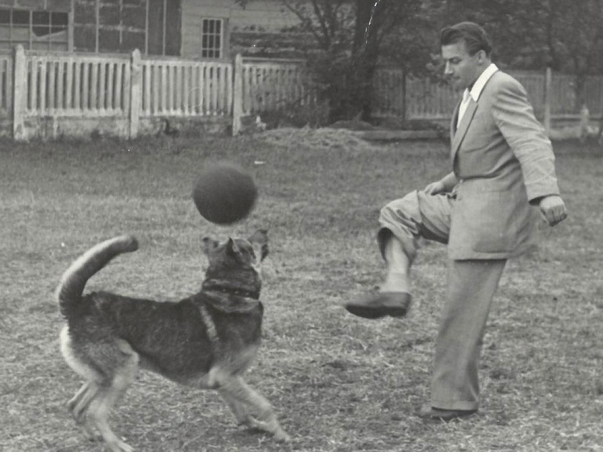 Budai II László játszik a kutyájával, Flokival (Fotó: Puskás Intézet/Budai II hagyaték)