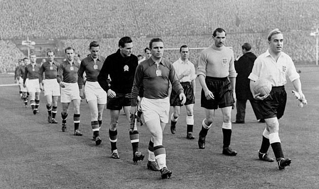 A magyar játékosokat Puskás Ferenc, az angolokat Billy Wright vezette ki a Wembley gyepére (Fotó: Getty Images)