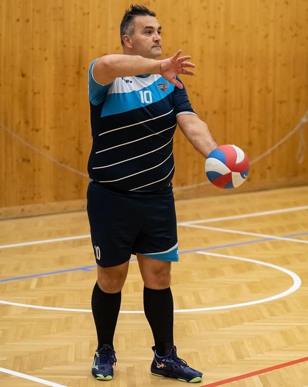 Mikes István 49 évesen is szenvedélyesen szereti a röplabdát (Fotó: Árvai Károly)