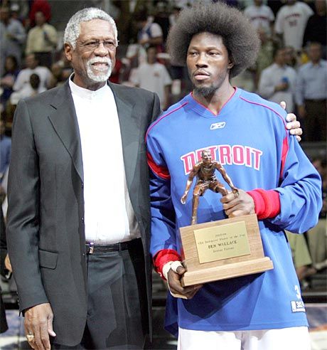 Ben Wallace (Detroit) a szezon legjobb védőjének járó díjjal, az NBA-legenda, Bill Russell oldalán