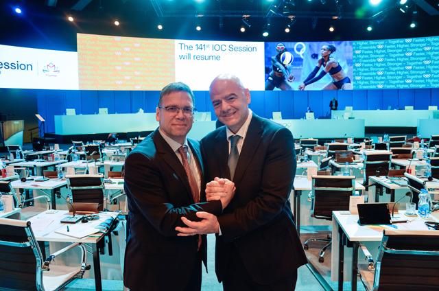 Fürjes Balázs és Gianni Infantino FIFA-elnök (Fotó: Czövek Oszkár)
