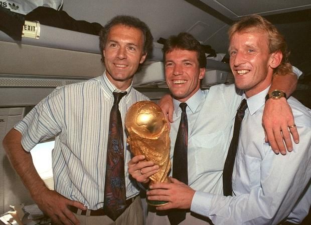 1990: az edzőként is a csúcsra érő Beckenbauer Lothar Matthäus (középen), Andreas Brehme (jobbra) és a vb-trófea társaságában (Fotó: AFP)