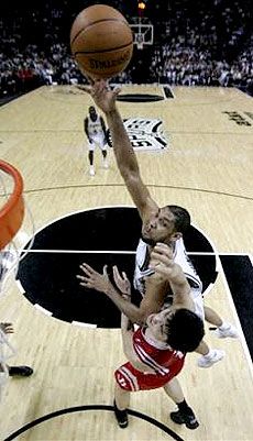 Tim Duncan (fehérben) húsz ponttal segítette győzelemre a Spurst