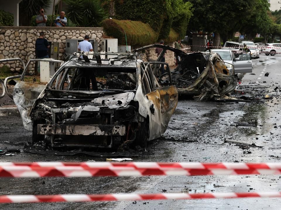 Kiégett autók roncsai az izraeli Asdódban (Illusztráció: AFP)