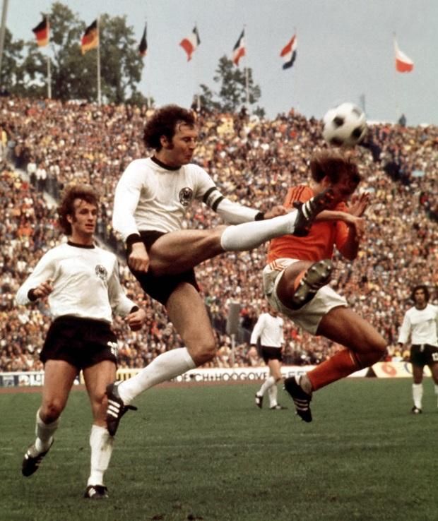 A határozottságért sosem ment a szomszédba, itt éppen Johan Neeskens elől tisztáz az 1974-es NSZK–Hollandia világbajnoki döntőben