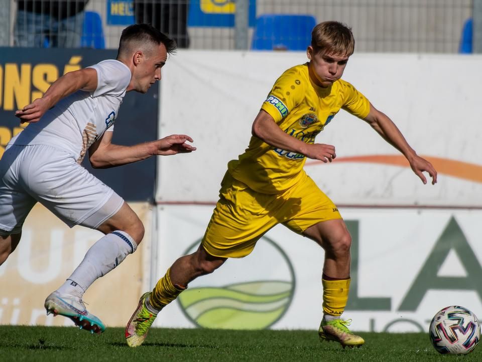 Sárga mezben Kicsun, aki jó játékkal járult hozzá csapata győzelméhez (Fotó: Fehér Ádám/Gyirmót FC Győr)