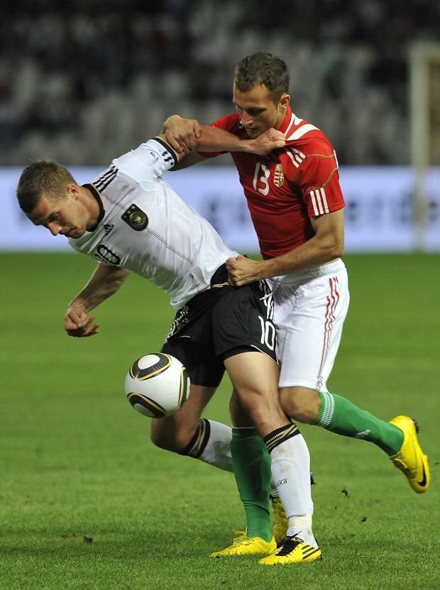 2010: a német válogatott Podolski ellen (Fotó: Magyar Nemzet/Mirkó István)