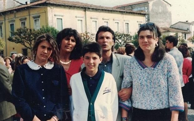 Szüleivel és nővéreivel 1990-ben, az olaszországi vb évében