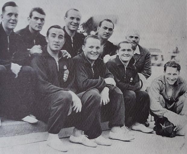 Kiss Ernő, avagy Pitikiss (jobbra) az 1932-ben olimpiát nyerő vízilabdázók között