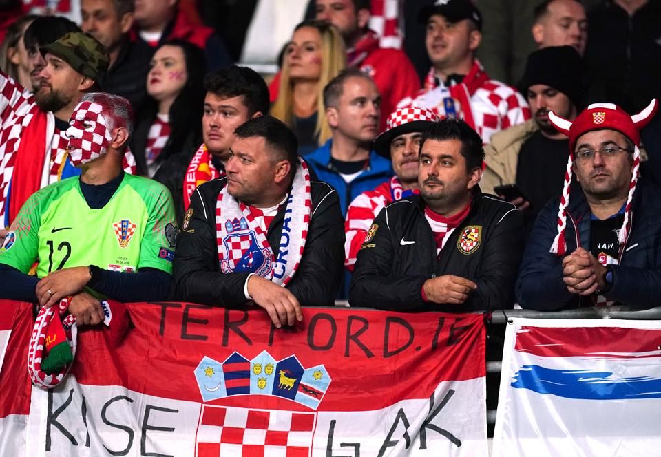 Igen borúsak voltak a horvát szurkolók a második walesi gól után (Fotó: Getty Images)