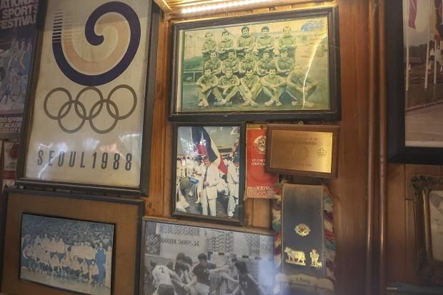 A Képes Sport bekeretezett posztere is felkerült a falra az olimpiai ereklyék közé