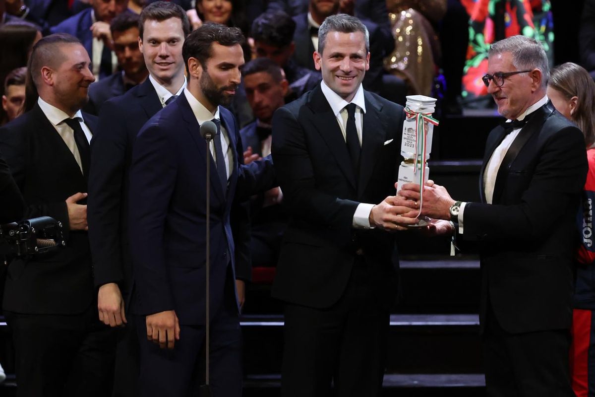 Az egyéni sportágakban szereplő csapatok között a férfi kardválogatott győzött, a díjat Charles Camenzuli, az AIPS Europe elnöke nyújtotta át Milánó világbajnokainak