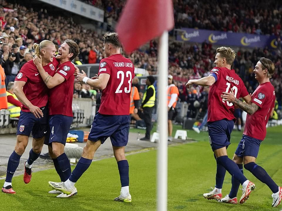 Erling Haaland (balra) szerezte a norvégok első gólját (Fotó: AFP)
