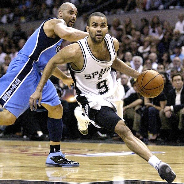 Tony Parker (San Antonio, jobbra) húz el Carlos Boozer (Utah Jazz, balra) mellett
