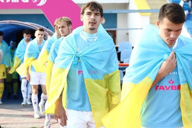 Ukrajnában a háború kitörése óta minden bajnoki zárt kapus, Ungváron a játékosok és a bírók ukrán zászlóba burkolva sétálnak a pályára