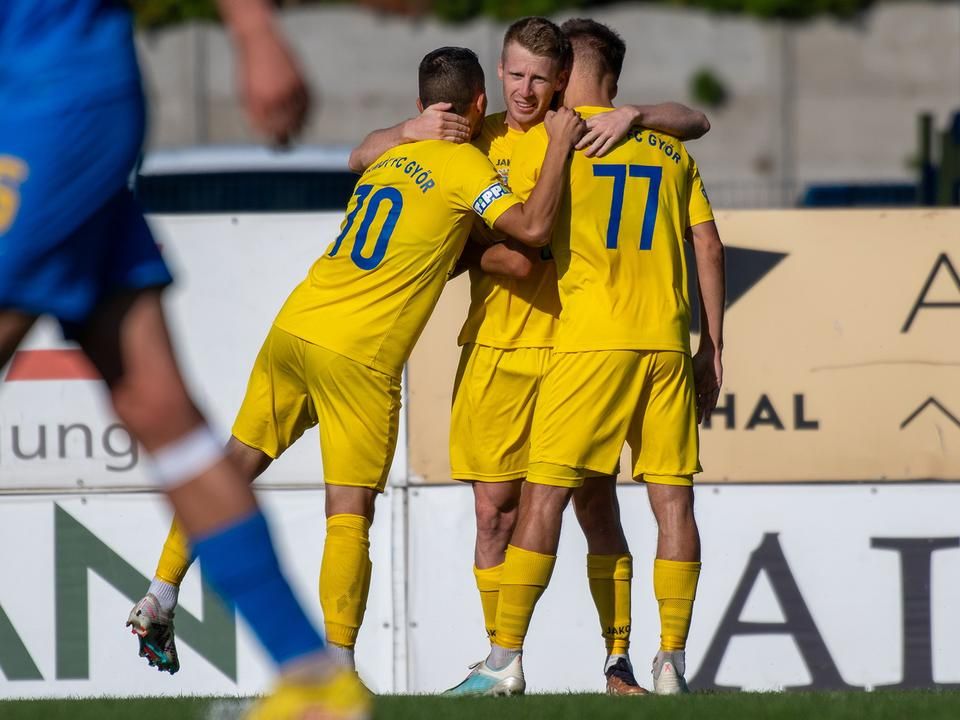 Madarász Márknak gratulálnak a társai a második gyirmóti gól után (Fotó: Fehér Ádám/Gyirmót FC Győr)