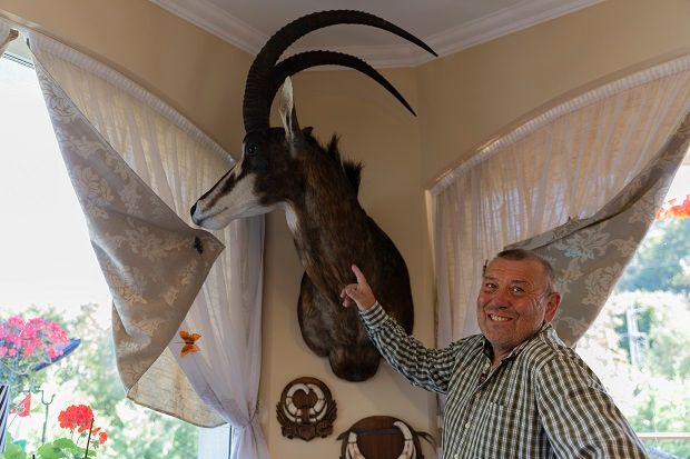 Háromszor volt Afrikában, Namíbiában és Dél-Afrikában antilopfélékre és varacskos disznóra vadászott