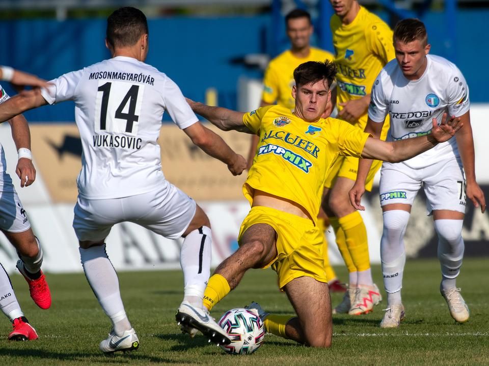 Szőke Gergő sárga mezben, vele szemben Vukasovic Marko (Fotó: Fehér Ádám / Gyirmót FC Győr)