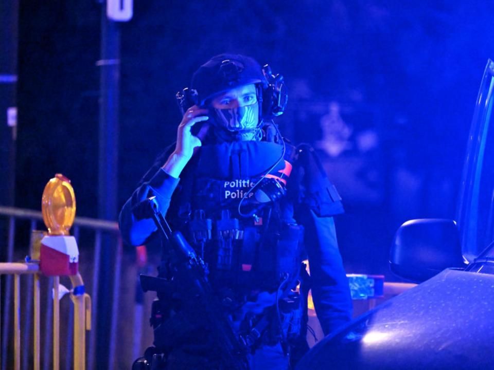 Belga rendőr Brüsszel utcáin a hétfő esti terrortámadás után (Fotó: Getty Images)