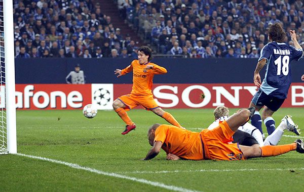Henry passza után Krkicnek (szemben) már nem volt nehéz dolga a Schalke elleni meccsen