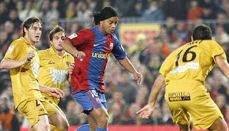 Ronaldinho a védők gyűrűjében