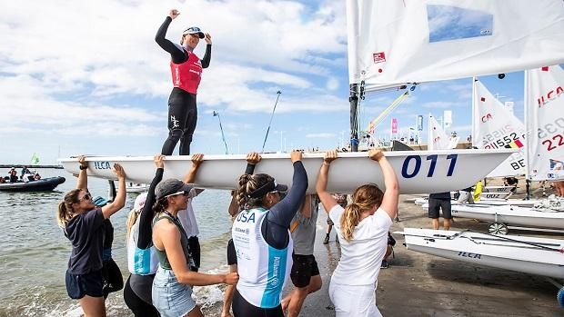 Tisztelet a bajnoknak: versenytársai emelik fel hajóstól a vb-győztes Érdi Máriát (Fotó: World Sailing)