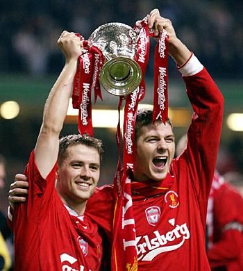 Michael Owen és Steven Gerrard a 2000-es évek elején 
több trófeát is nyert a Liverpoollal (Fotó: AFP)