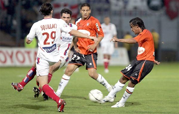 A Lorient győzelméből két góljával oroszlánrészt vállallt Marama Vahirua (jobbra)