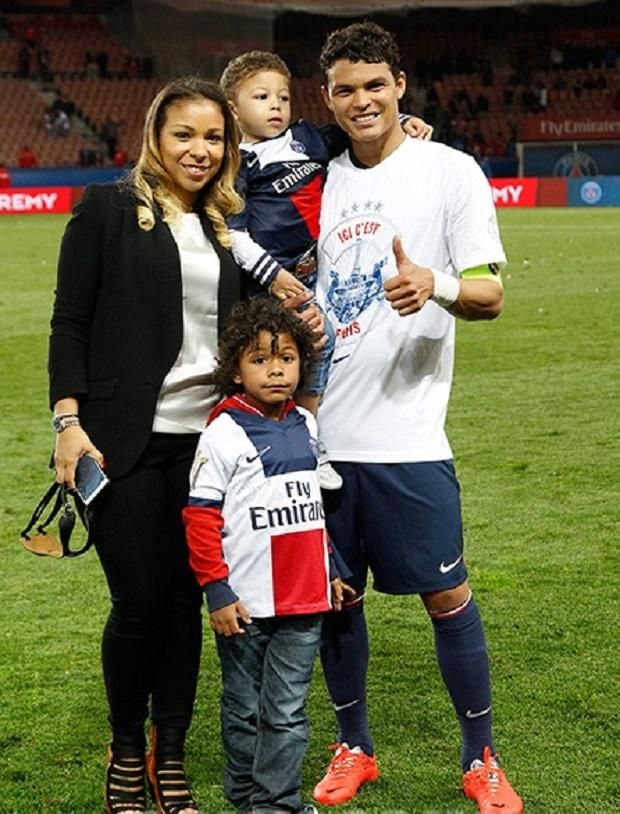 Párizsba érkezésekor a családjával – otthon érezte magát a PSG-nél